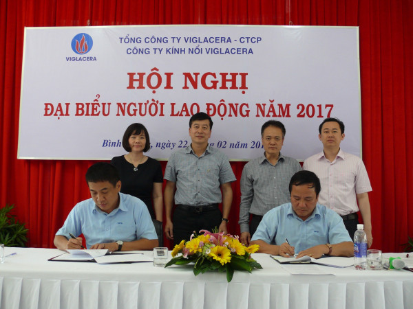 Công ty Kính nổi Viglacera và Công ty Sứ Viglacera Bình Dương tổ chức Hội nghị người lao động năm 2017